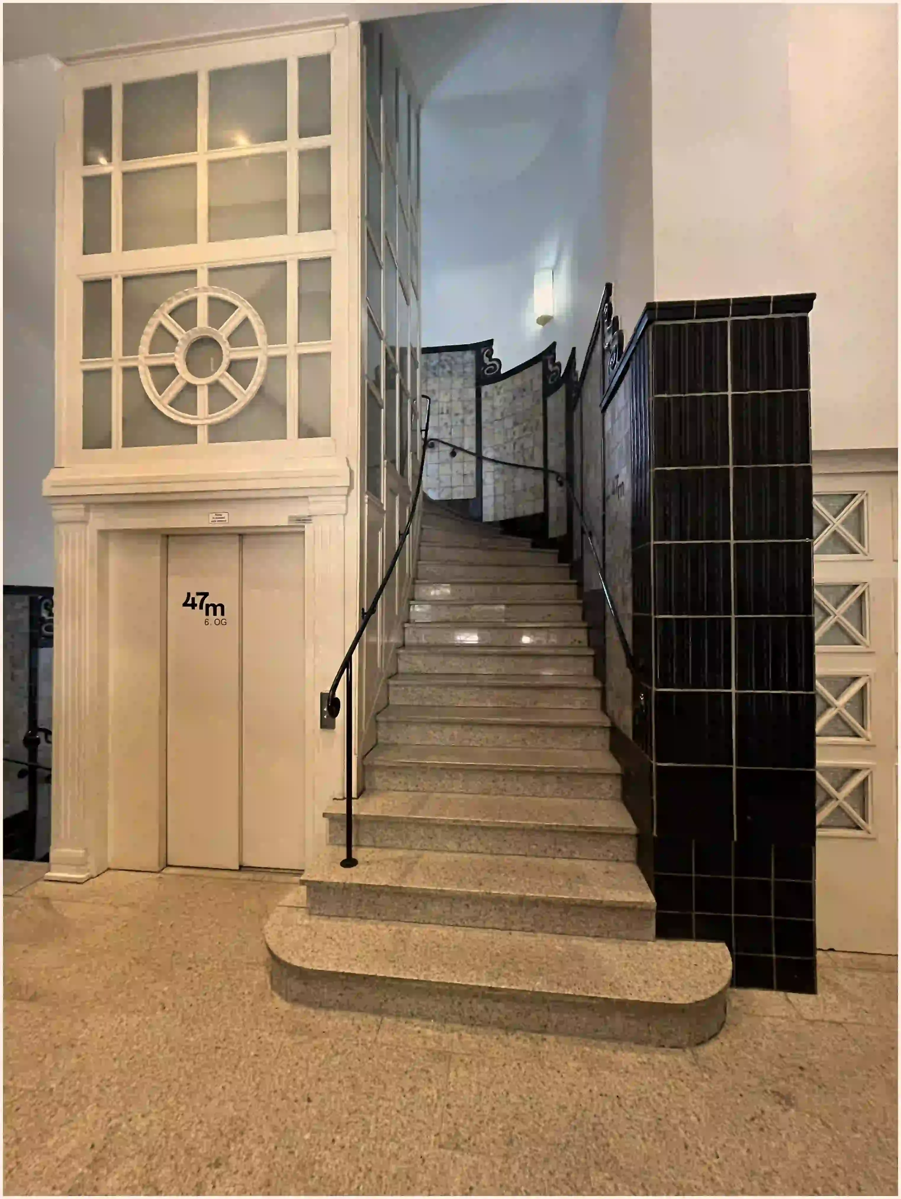 Barrierefreier Zugang mit Treppe und Fahrstuhl