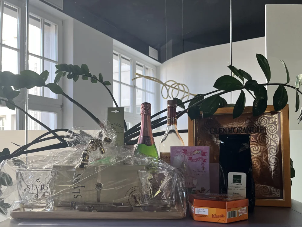 Einige Einweihungsgeschenke auf dem Gabentisch | Einweihungsfeier Bürogemeinschaft Liebscher Strafrecht und Kanzlei Lippold